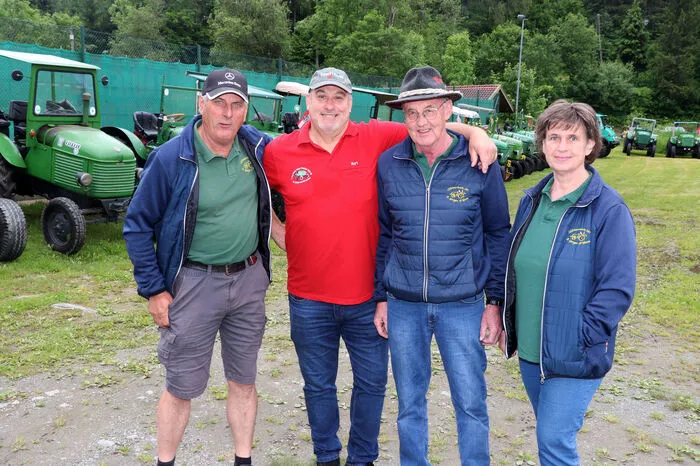 Die Oldtimerverein 180 St. Georgen am Kreischberg hatten die weiteste Anfahrt mit 80km und 2 1/2 Fahrtzeit nach St. Urban/See. Am Foto von Links: Albert Bacher (Obmann), Kurt Münzer (Obmann St. Urban), Franz Seidl Obmann-Stvr.) und Gertraud "Gerti" Seidl.