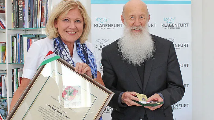 Bürgermeisterin Maria-Luise Mathiaschitz mit Pater Anton Wanner