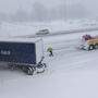 Ein Lastwagen geriet auf einer verschneiten Fahrbahn in Wyoming ins Schleudern. 
