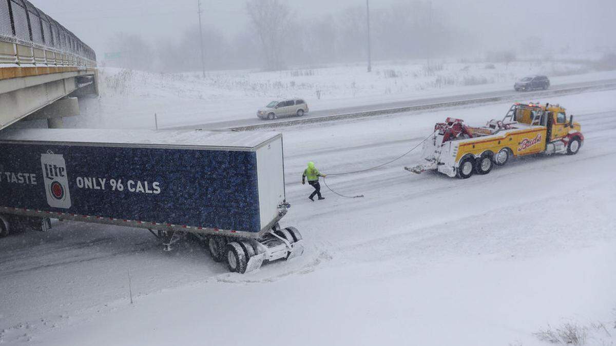 Ein Lastwagen geriet auf einer verschneiten Fahrbahn in Wyoming ins Schleudern. 