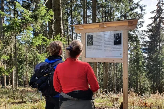 Wie bisher führt der Gedenkweg über rund 700 Höhenmeter von Oberaich auf den Hochanger. Die fast 20 Jahre alten Gedenktafeln wurden jetzt erneuert.