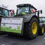 Bauer protestieren in Traktoren gegen Ende des billigen Agrardiesels | Standesgemäß fuhren die deutschen Bäuerinnen und Bauern mit ihren Traktoren vor dem Brandenburger Tor vor