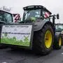 Bauern protestieren in Berlin mit Traktoren gegen die Ampel Bauern protestieren in Berlin auf der Straße des 17. Juni gegen Streichung von Subventionen, gegen die Bundesregierung Berlin Berlin GER *** Farmers protest in Berlin with tractors against the traffic lights Farmers protest in Berlin on Straße des 17 Juni against the removal of subsidies, against the federal government Berlin Berlin GER