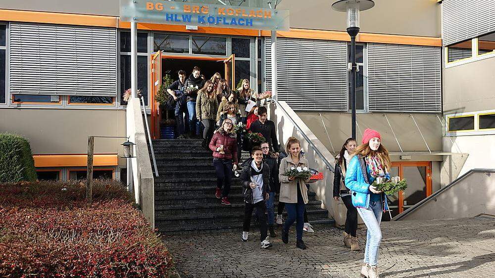Am Freitag brachten die Schüler des BG/BRG Köflach die bestellten Adventkränze zu den Betrieben