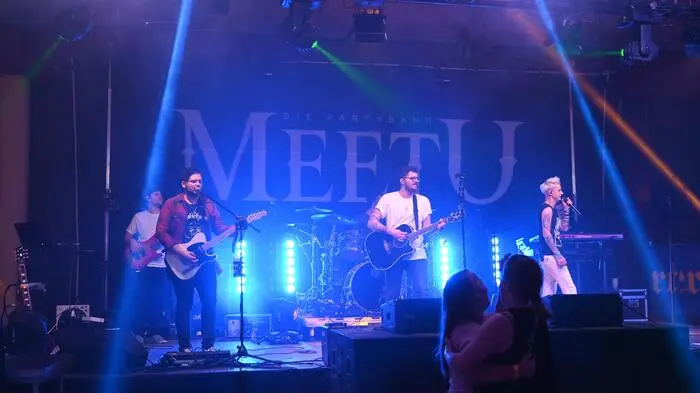Für die musikalische Unterhaltung und beste Tanzstimmung sorgte „MeetU“ auf der Hauptbühne. 