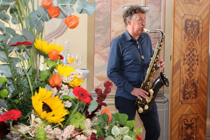 Die musikalische Umrahmung beim Empfang machte Manfred Kostmann am Saxophon.