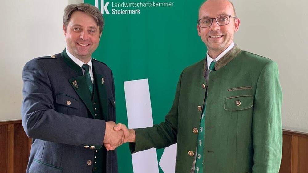 Christoph Zirngast (rechts) folgt Gerald Holler als Obmann der Landwirtschaftskammer Leibnitz nach
