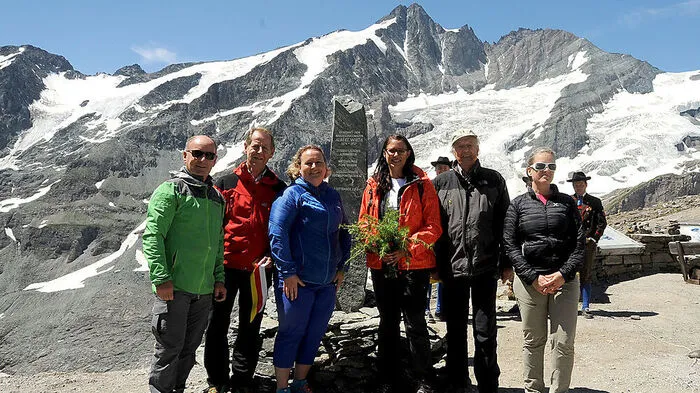 Peter Rupitsch, Josef Schachner, Nicole Supletzky, Sara Schaar, Eberhard Stüber und Liliana Dagostin vor dem Gedenkstein