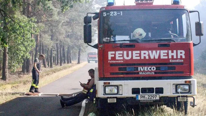 Ein riesiger Waldbrand fordert die Einsatzkräfte nahe Berlin.