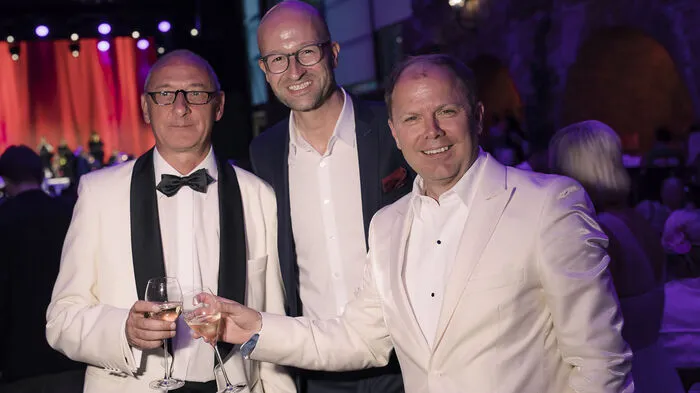 Die Veranstalter Wolfgang Hülbig und Bernd Pürcher (art & event) und Bühnen-Holding-Chef Bernhard Rinner hatten Grund zum Anstoßen ...