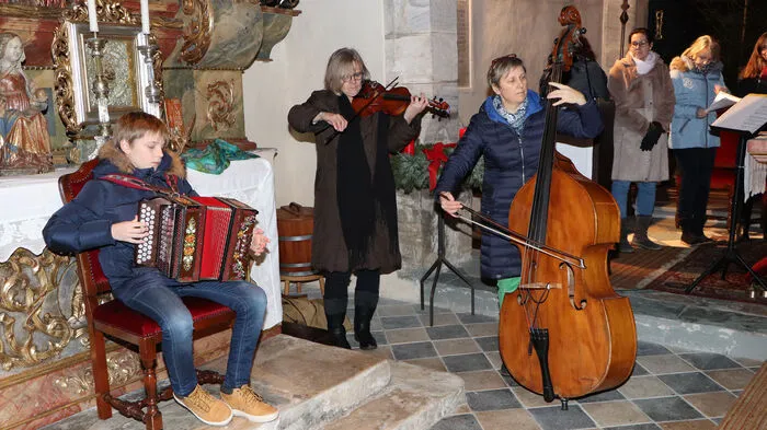 Musikalisch wurde das Adventsingen von Samuel Fleischhacker an der Steirischen Harmonika, von Eveline Schiftner an der Geige und  Orgel sowie von Gertraud Koschutnig am Kontrabass umrahmt.