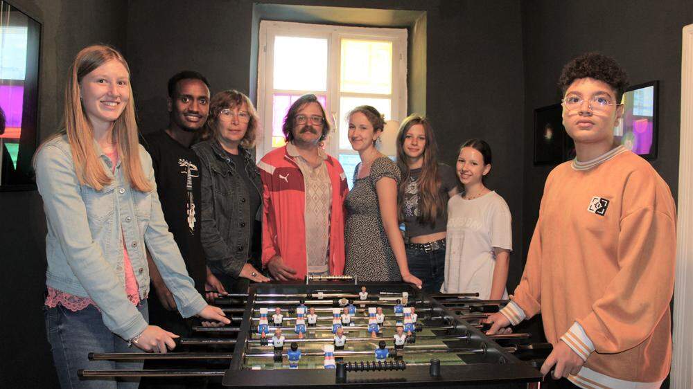 Jugendliche aus Passail mit den beiden Künstlerinnen und Künstlern im neuen Spieleraum