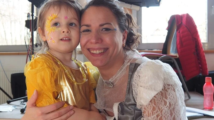 Im Keutschacher Schlossstadl tanzten Sonntagnachmittag die Kinder und ihre erwachsene Begleitung beim Kinderfasching.