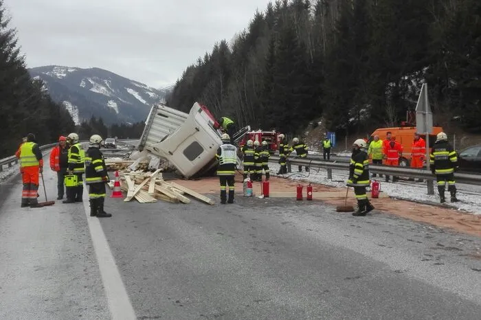 Für die Dauer der Bergung des Lkw sowie die Beseitigung der Unfallfolgen – es trat Diesel auch aus - musste die A 9 in Fahrtrichtung Graz für den Verkehr zur Gänze gesperrt werden. In Fahrtrichtung Norden ist eine Fahrspur frei.