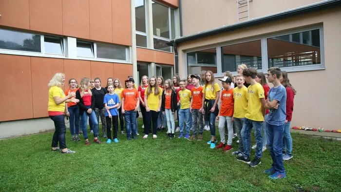 Mit Begeisterung, Liebe und Verantwortungsbewusstsein beteiligen sich die Schüler an der Aufzucht und Pflege der Tiere. Penibel wird beobachtet und dokumentiert.