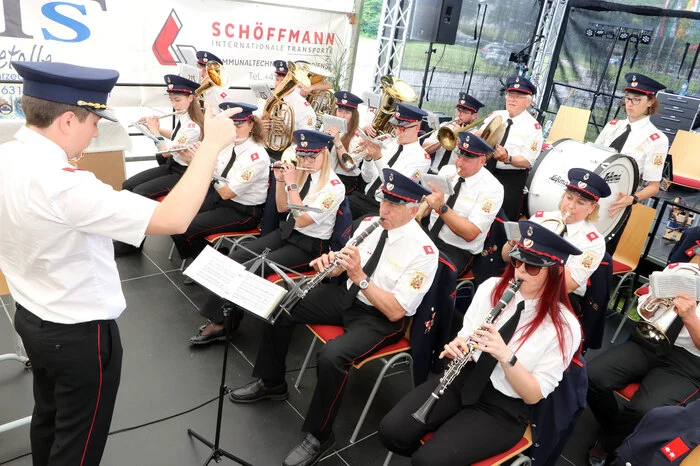 Die Feuerwehrmusik Pölling unter Leitung von Kapellmeister Wolfgang Gritzner und Obfrau Selina Floredo spielte im Festzelt auf.