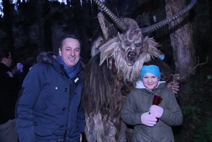 „Wir wollen die Tage um den Nikolaus und den Krampus vom 30. November bis 5. Dezember neu gestalten“, erzählt Michael Rössl, Obmann des Tourismusvereines Stallhofen-Södingtal. „Neu gestalten in dem Sinn, dass wir wegkommen vom kommerziellen Trubel und Wirbel, hin zum traditionellen Brauchtum, um diese Tage ruhiger, kinder- und familienfreundlicher anzubieten.“
