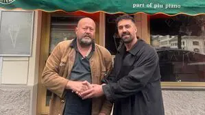 Raimund Fuchs (links) und Liridon Ahmeti vor der „Erdäpfel Friterie“ in Klagenfurt