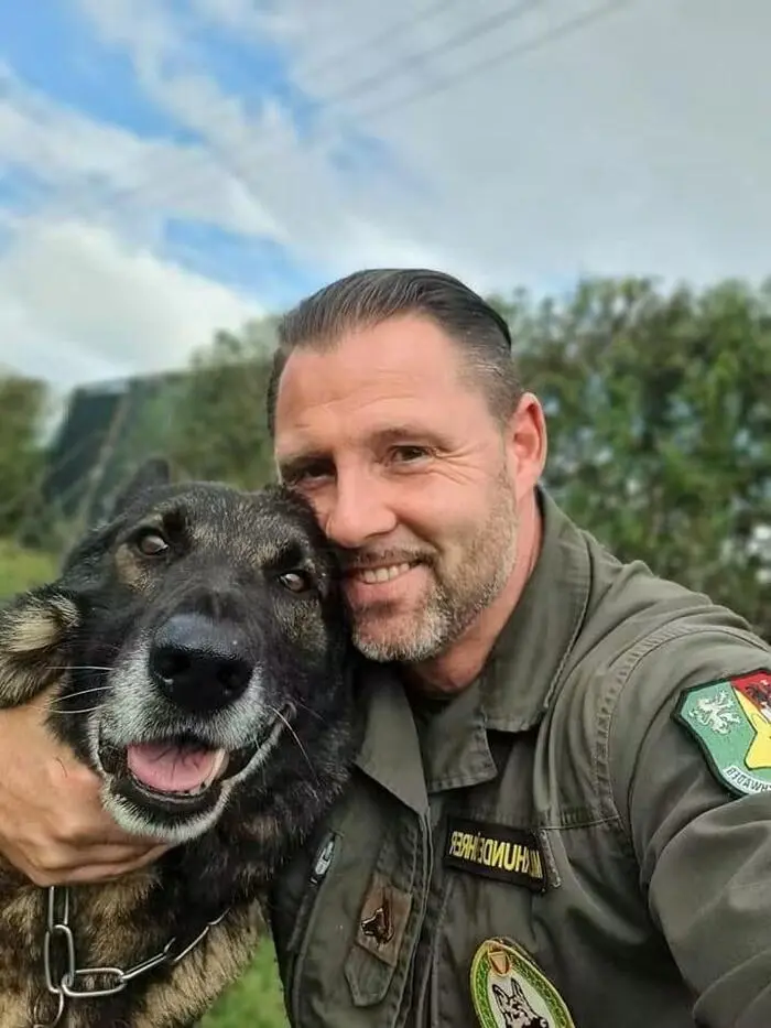 Militärhundeführer Rene Stangl privat mit Ions Vorgänger „Shark"