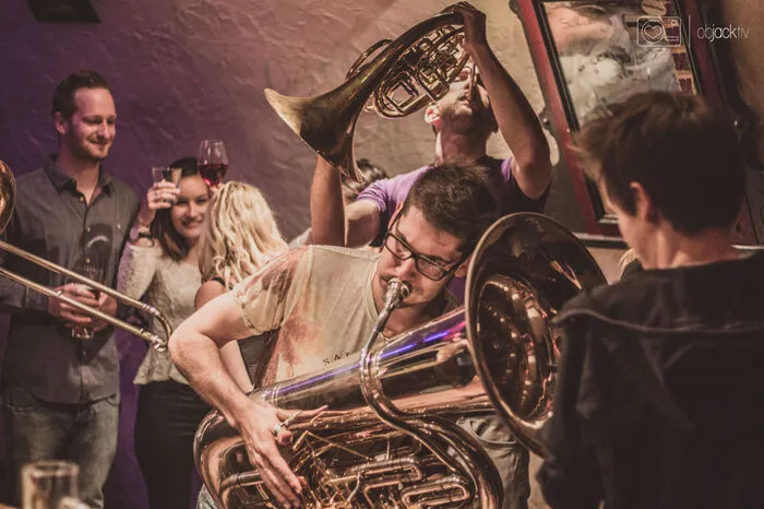 Das Brass-Quintett Blechreiz hatte bei den Dreharbeiten sichtlich Spaß.