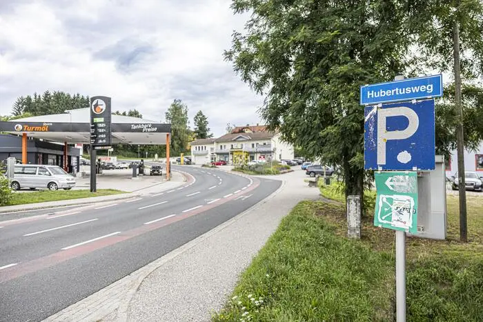 Der Hubertusweg führt unmittelbar nördlich des St. Kanzianer Gemeindeamtes über den Parkplatz in Richtung Osten