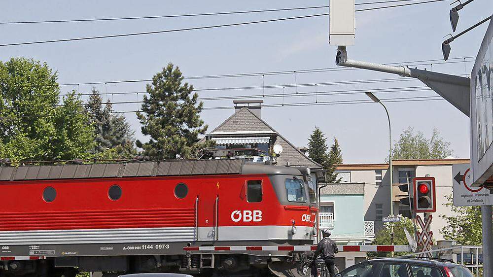 Im Stadtteil Waidmannsdorf ist einer der letzten beschrankten  Bahnübergänge von Klagenfurt