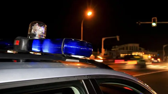Polizeiauto im Nachtverkehr
