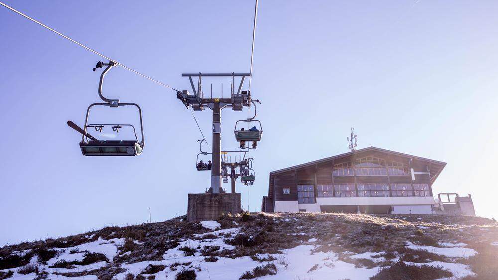 Das Skigebiet beginnt ab 680 Meter Seehöhe und leidet seit Jahren unter den geringen Schneemengen