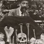 Adolf Mayer sen. mit den Skelettresten aus der Josefinenhöhle
