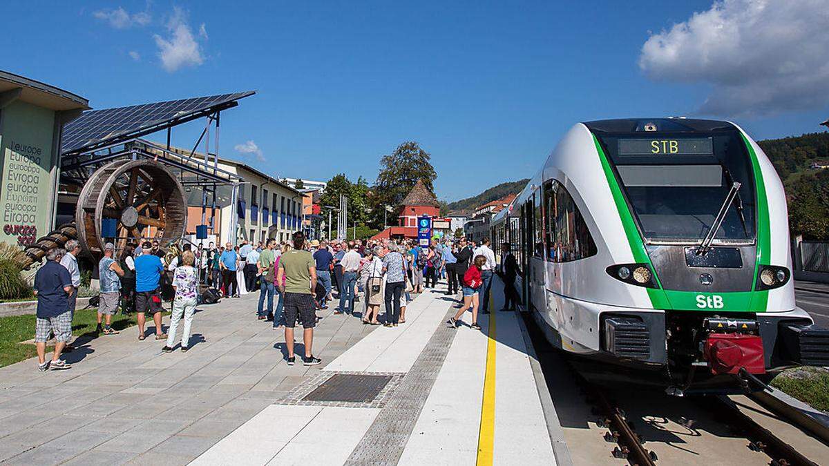 Seit dem Jahr 2018 fährt die Steiermarkbahn durch die Stadt Weiz. Schüler können so direkt bei ihren Schulen aussteigen