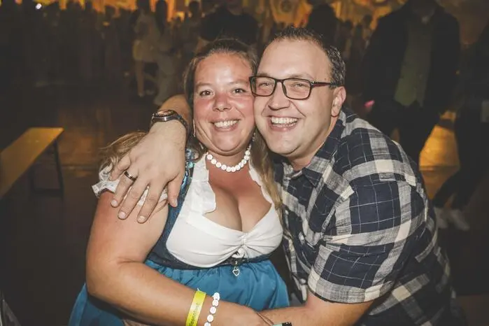 Zum Abschluss wurde auf der Brandlwiese weiter gemeinsam gefeiert. Bei Musik und guter Stimmung ließen die Gäste den zweiten Wiesenfest-Tag ausklingen.