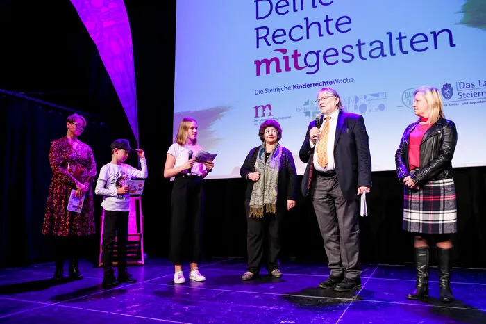 Bitte zum Interview: Die Kinderbürgermeister löchern die Erwachsenen mit Fragen. Hier: den Präsidenten des Kinderbüros Gerhard H. J. Fruhmann, Nationalratsabgeordnete Verena Nussbaum (SPÖ) sowie die Grazer Gemeinderätin Sissi Potzinger (ÖVP).