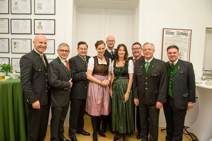 Peter Stockler, Markus Schindler (Kommunikationsberater in Wien) Mariana Kühnel (Stv. Generalsekretärin in der Wirtschaftskammer Österreich), Opernredoute-Organisator Bernd Pürcher, Martina Rattinger (Chefin des Kärntner EU-Büros in Brüssel), Martin Graf (Energie Steiermark), Günter Dörflinger (Christof Group), Gerald Grünberger (Generalsekretär des VÖZ)