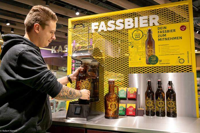 An der "Ottakringer"-Fassbier kann im "Billa Pflanzilla" künftig Bier in Mehrwegflaschen gezapft werden.