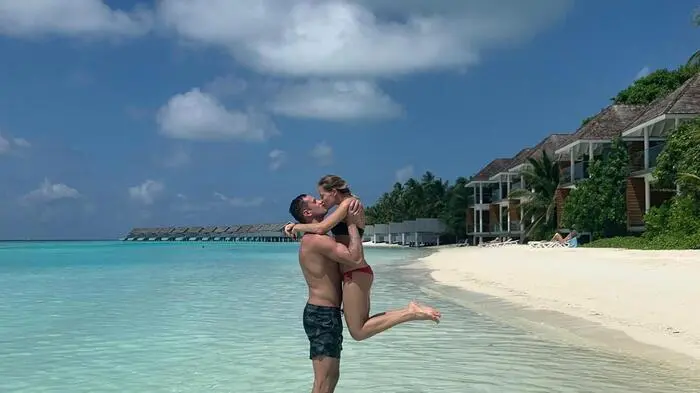 Handballer Dean Pomorisac mit Freundin auf den Malediven