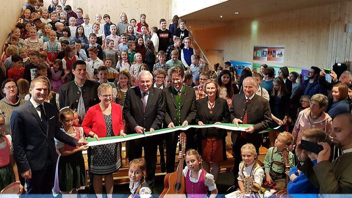 Knapp 130 Kinder freuen sich über die neue Schule in St. Marein