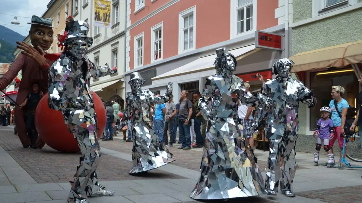 Bei der Mittagsparade zogen verschiedene Künstlergruppen durch die Innenstadt