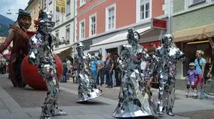 Bei der Mittagsparade zogen verschiedene Künstlergruppen durch die Innenstadt