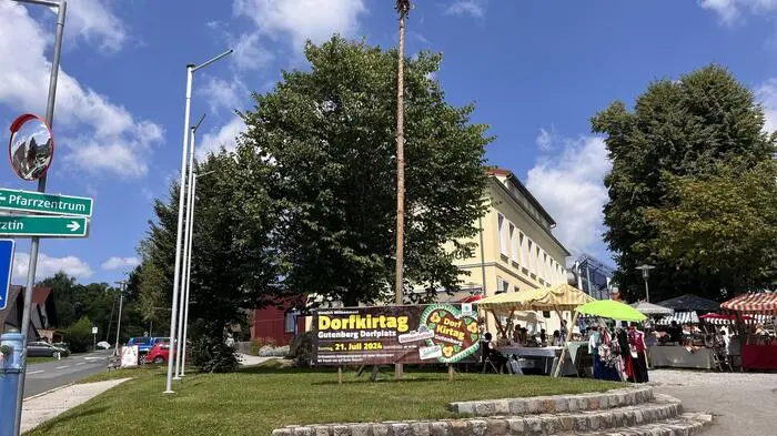 Für Jung und Alt gab es Programm am vergangenen Sonntag in Gutenberg beim Dorfkirtag, zu dem der Bauernbund unter Obmann Thomas Wild einlud. Um 10 Uhr startete der dritte Dorfkirtag, bei dem sowohl Oldtimer- als auch Modeliebhaber auf ihre Kosten kamen.