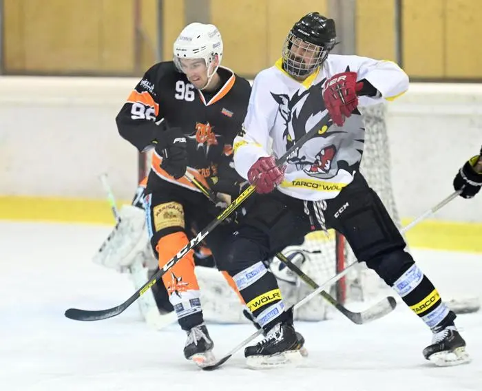 Eishockey, 2023- 12--15,  Div2 , Tarco weiss-gelb/schwarz - Ultras  Spittal orange/schwarz
im  Bild: Tarco Schellander Paul - Ultras Spittal Trinker Patrick
PhotoCredit: Hermann Sobe