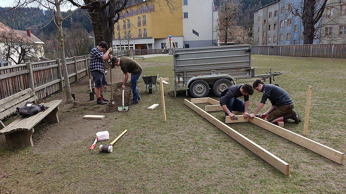 Im Pausenhof der Volksschule wird schon eifrig gearbeitet	