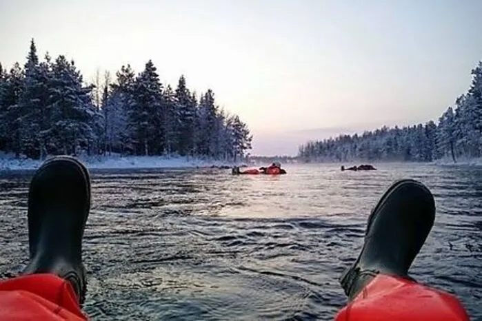 Der Fluss Kitkajoki dient als klirrend kalte Kulisse fürs „Riverfloating“. Dabei steckt man seinen Körper in einen dicken, wasserdichten Overall samt Kapuze, legt sich ins Wasser und lässt sich von der Strömung flussabwärts treiben.