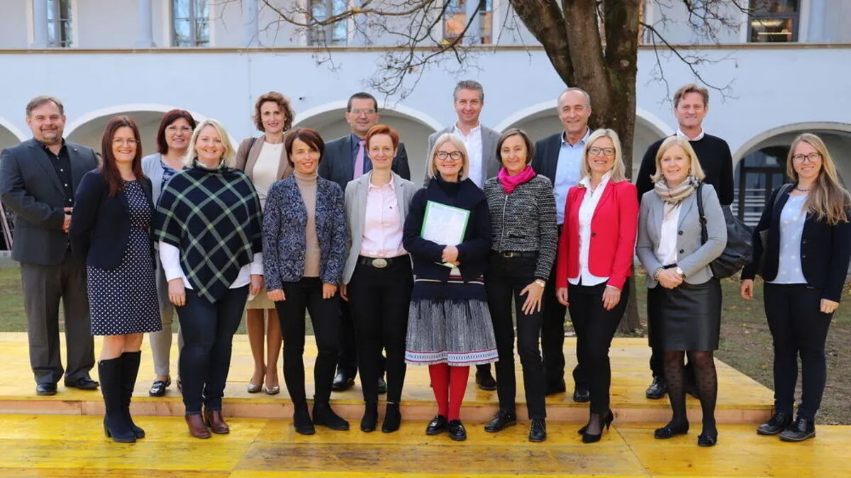 ROW-Vizevorsitzende Gabriele Kolar (vorne Mitte), Bildungsregionsleiter Roman Scheuerer (hinten, Zweiter von rechts) und AMS-Chefin Sabine Gaßner (vorne, Dritte von links) mit Kollegen und Direktoren, die an dem Infoschwerpunkt beteiligt sind