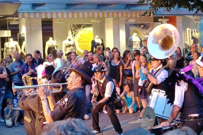 Die "Zygros Brass Band"  brachte zum Schlusspunkt des großen "La Strada"-Abends das  Lebensgefühl und die Musik des Mississippi an den Weizbach und forderte das Publikum zum mitmachen auf.