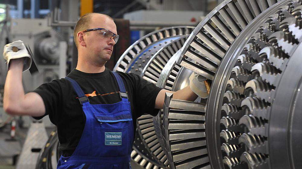 Ein Siemens-Arbeiter bei der Fertigung von Turbinen  