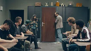 Die Enge im Bau ist visuell und musikalisch eindringlich dargestellt