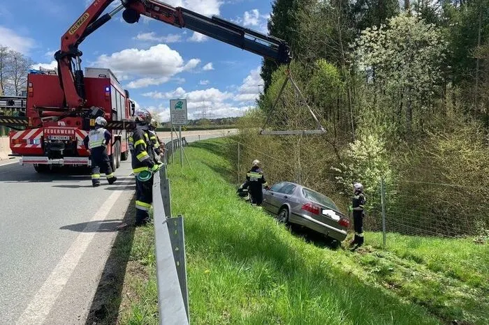Das Fahrzeug war im Wildzaun hängen geblieben.