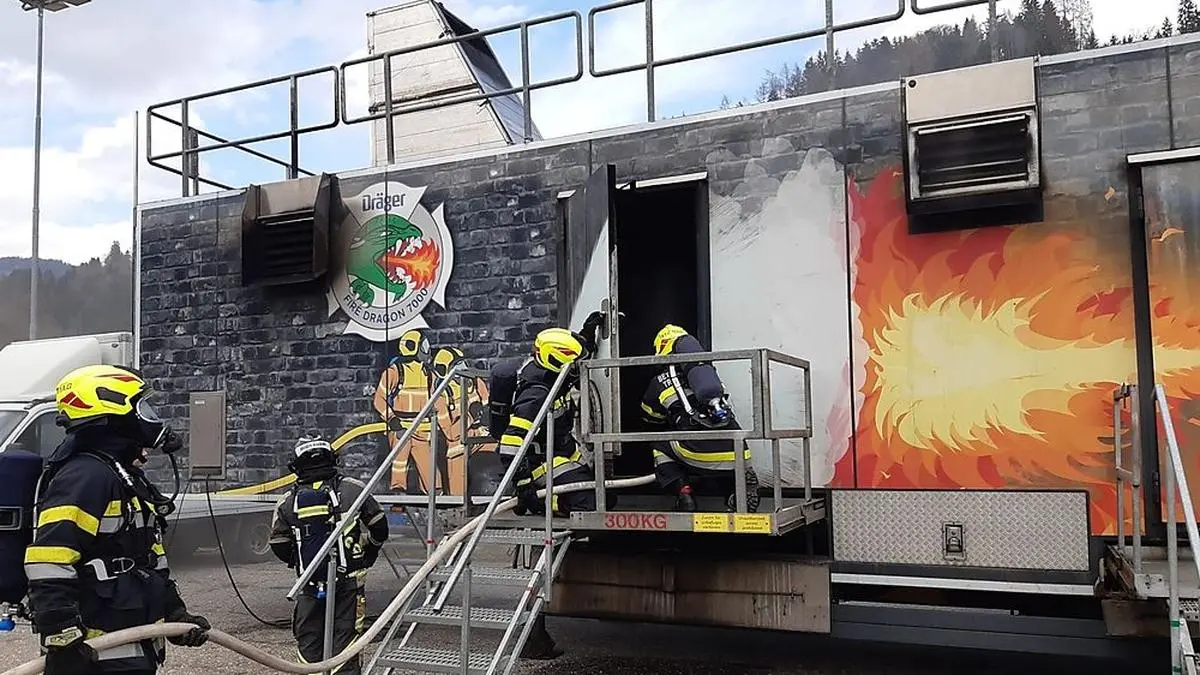 Heiß wird es im Inneren des Containers, das Üben wird so noch realitätsnaher