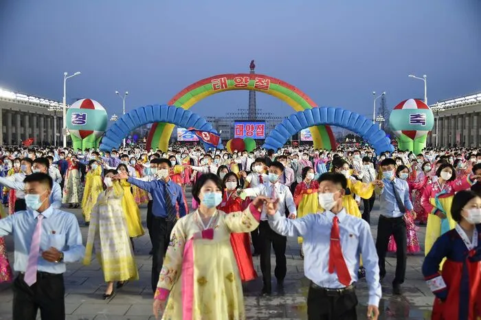 Das Staatsfernsehen zeigte am Freitag zum 110. Geburtstag des "ewigen Präsidenten" Kim Il-sung stattdessen eine Massenveranstaltung in Pjöngjang.