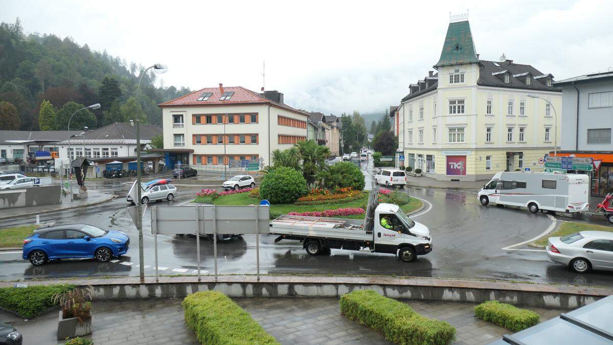 Der Kreisverkehr Mitteregger Kreuz wird neu asphaltiert